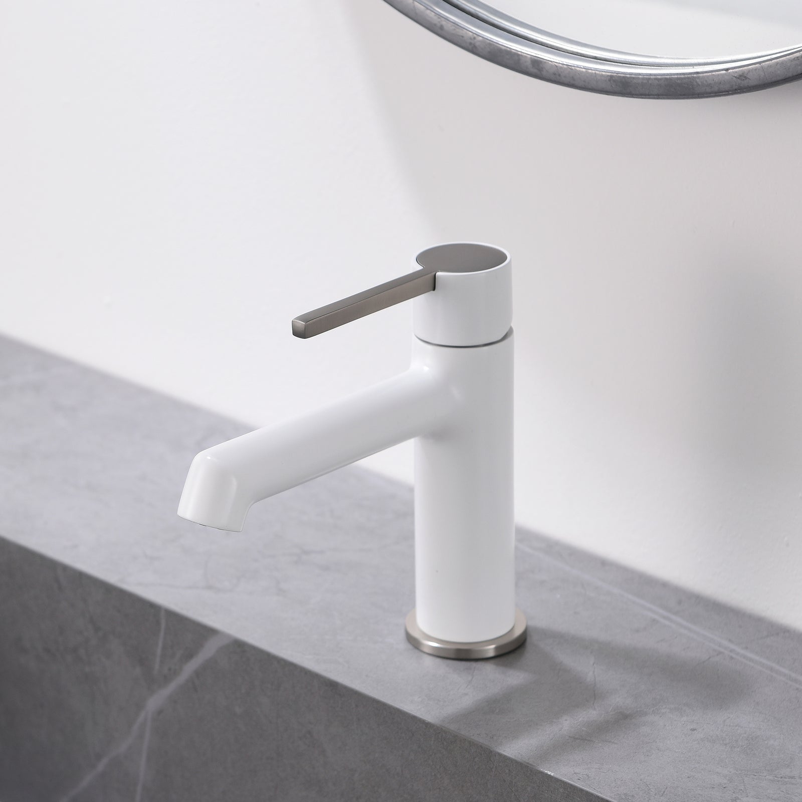 Modern bathroom faucet single hole faucet in Black