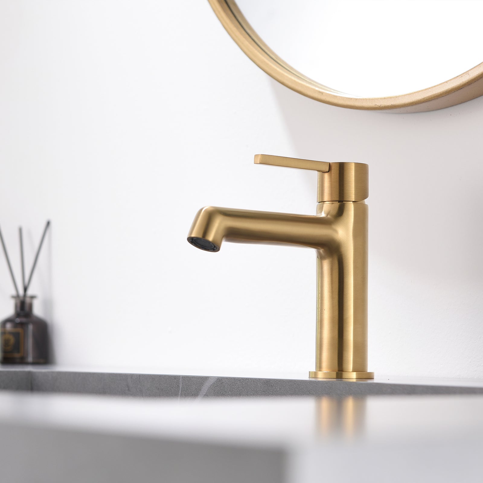 Modern bathroom faucet single hole faucet in Black