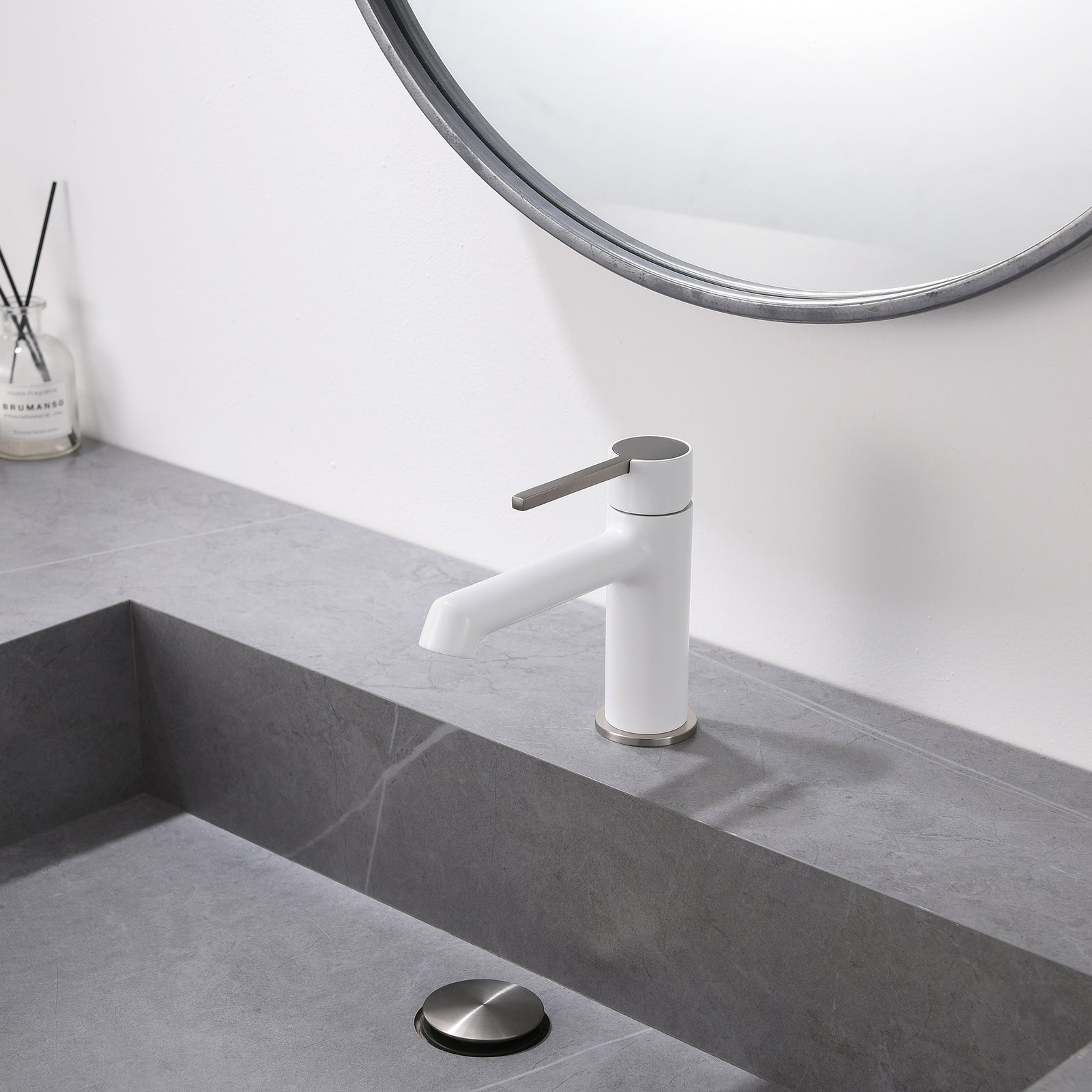 Modern bathroom faucet single hole faucet in Black