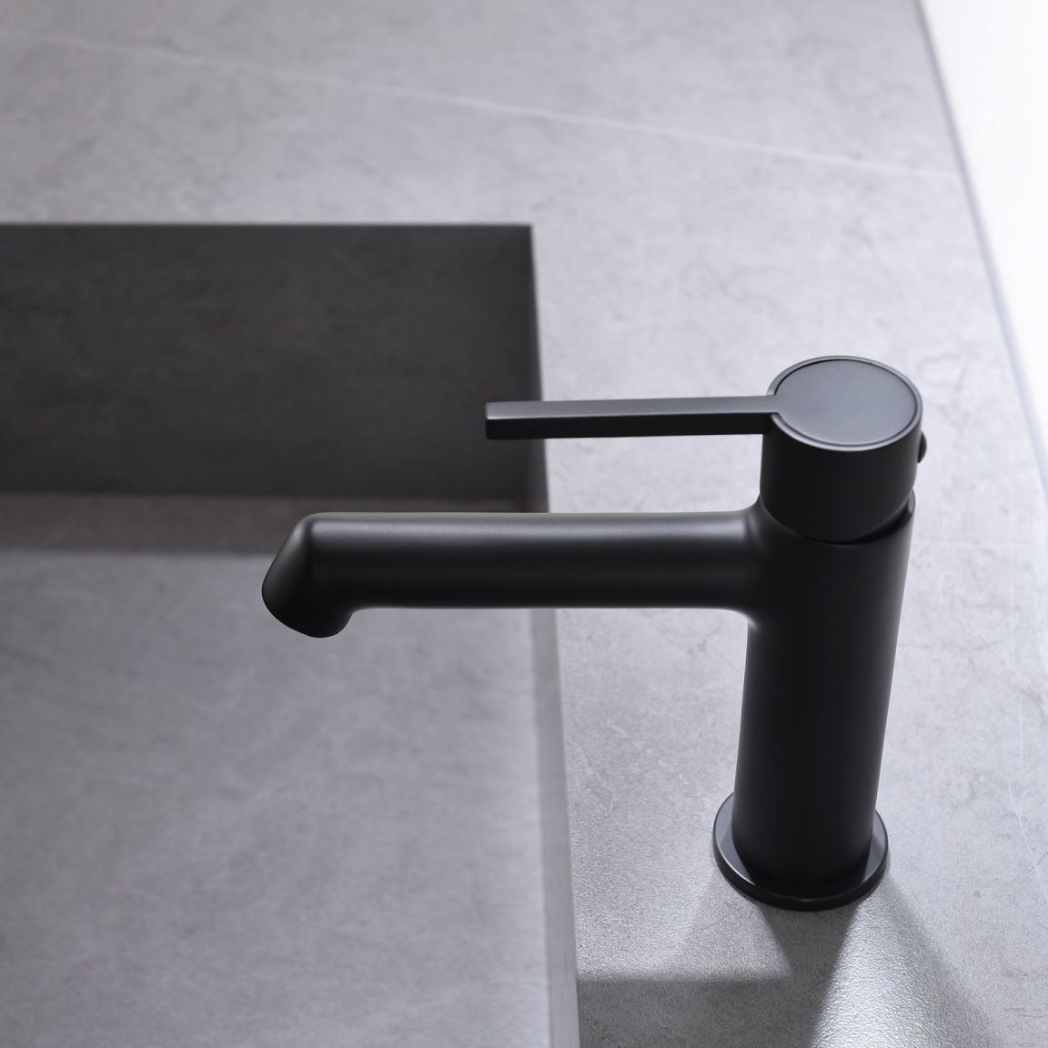Modern bathroom faucet single hole faucet in Black