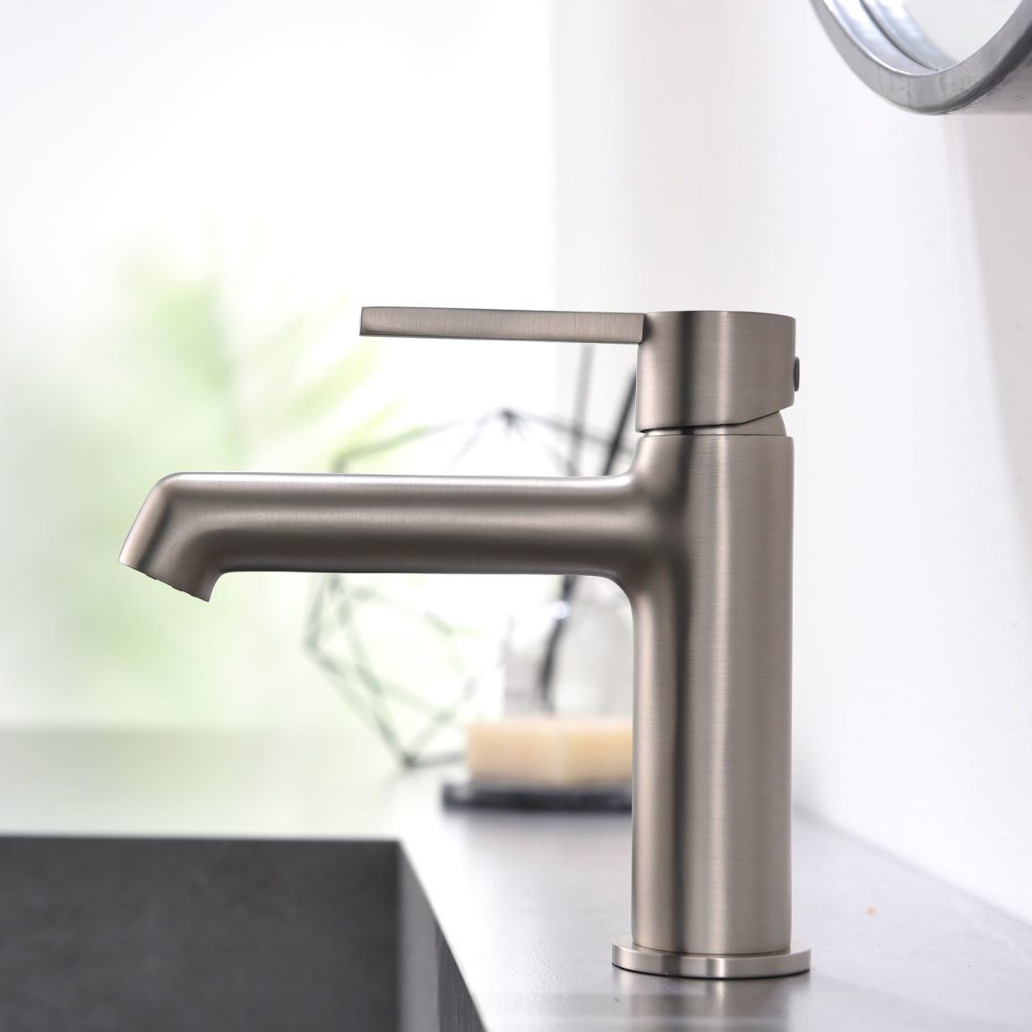 Modern bathroom faucet single hole faucet in Black