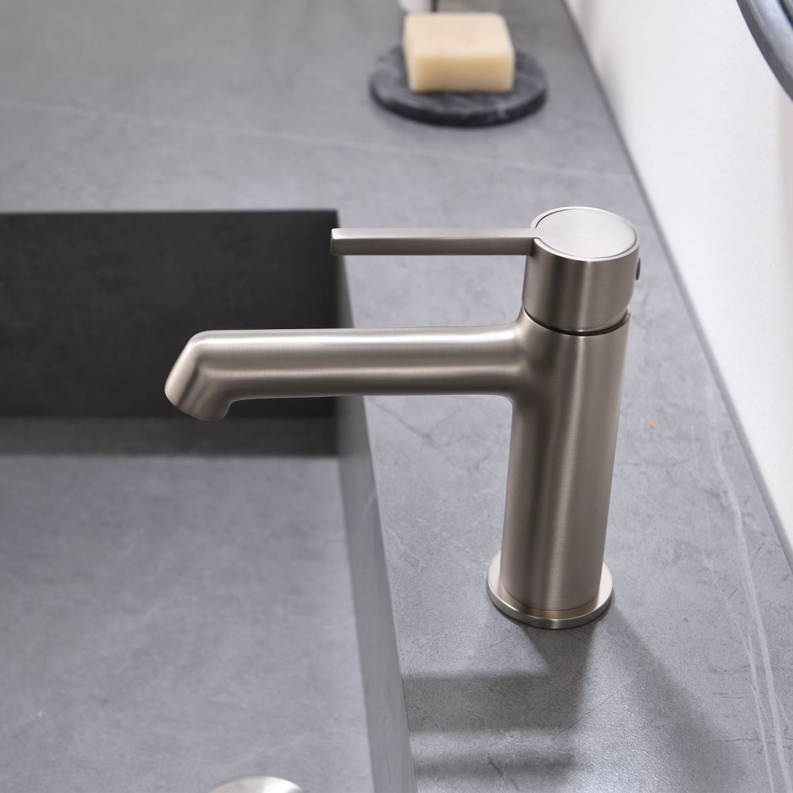 Modern bathroom faucet single hole faucet in Black