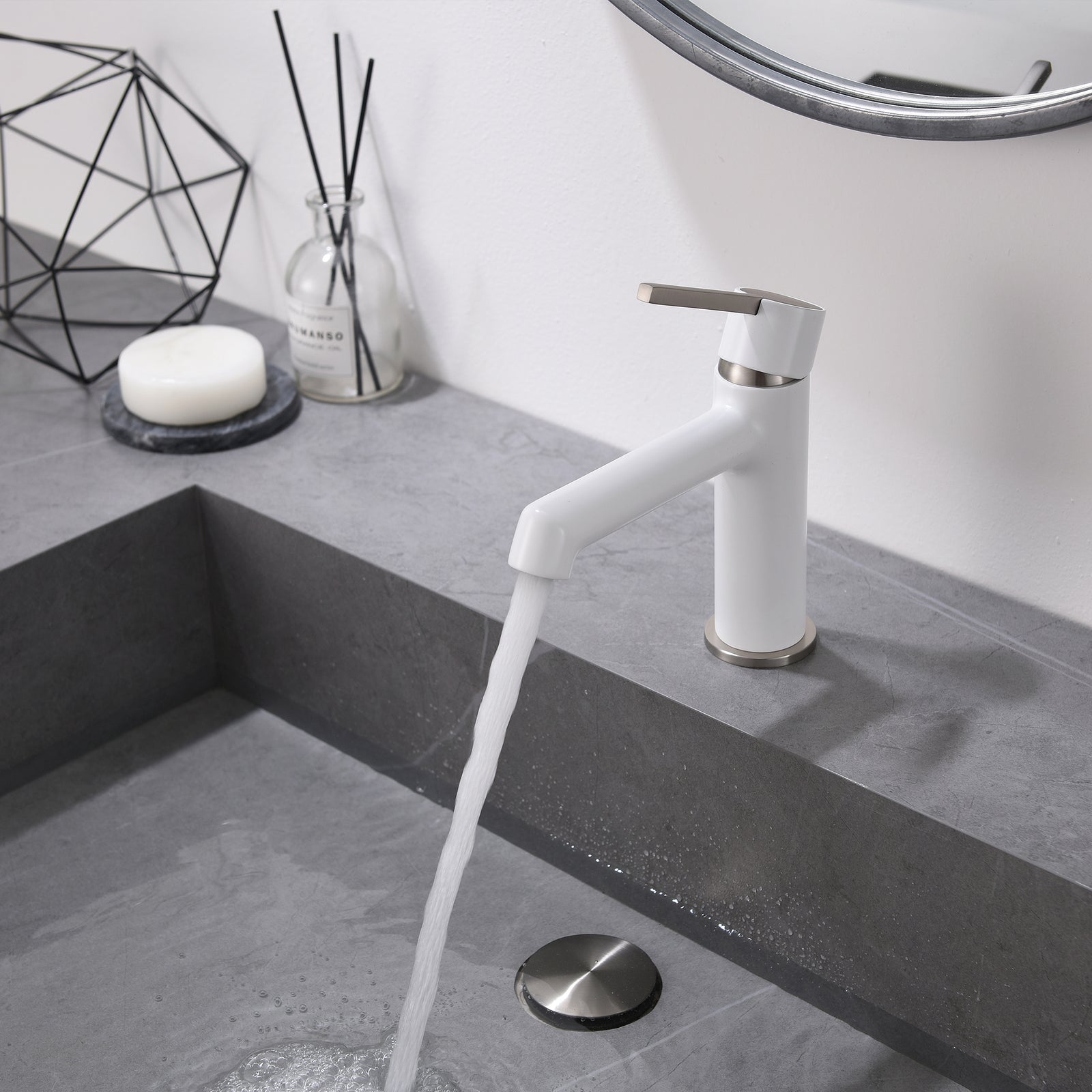 Modern bathroom faucet single hole faucet in Black