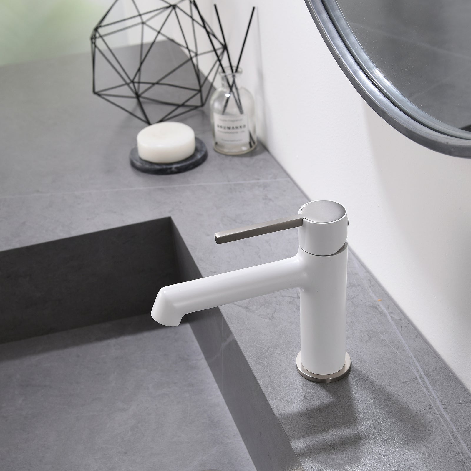 Modern bathroom faucet single hole faucet in Black