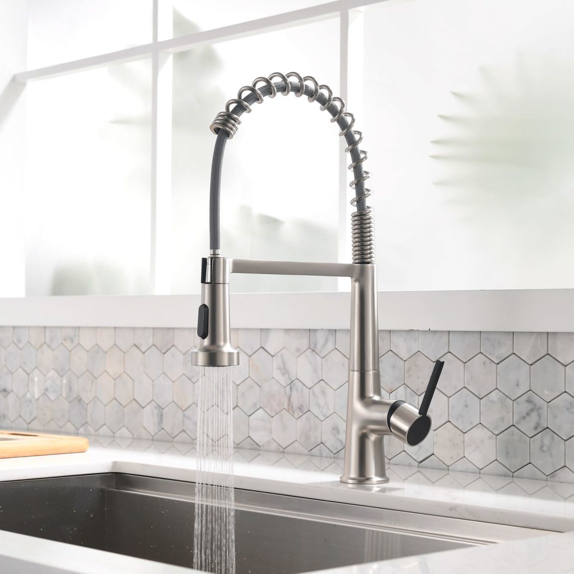 New Kitchen Single Handle pull-out faucet, stainless steel kitchen faucet with pull-out sprayer in Black