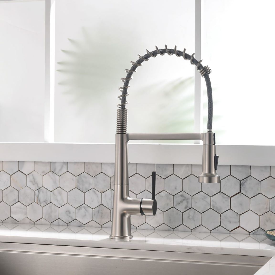 New Kitchen Single Handle pull-out faucet, stainless steel kitchen faucet with pull-out sprayer in Black