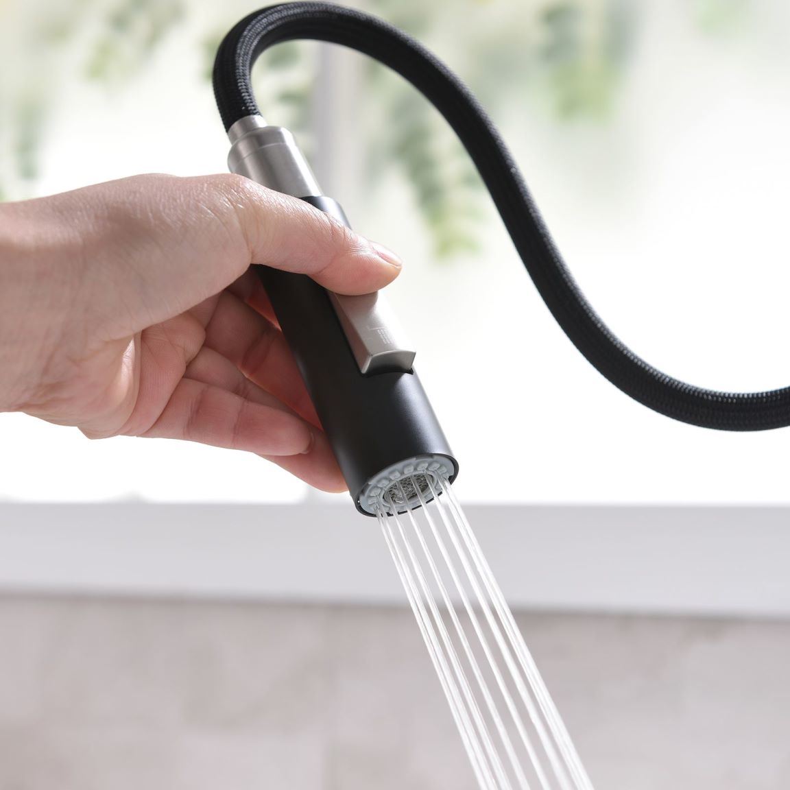 New Kitchen Single Handle pull-out faucet, stainless steel kitchen faucet with pull-out sprayer in Black
