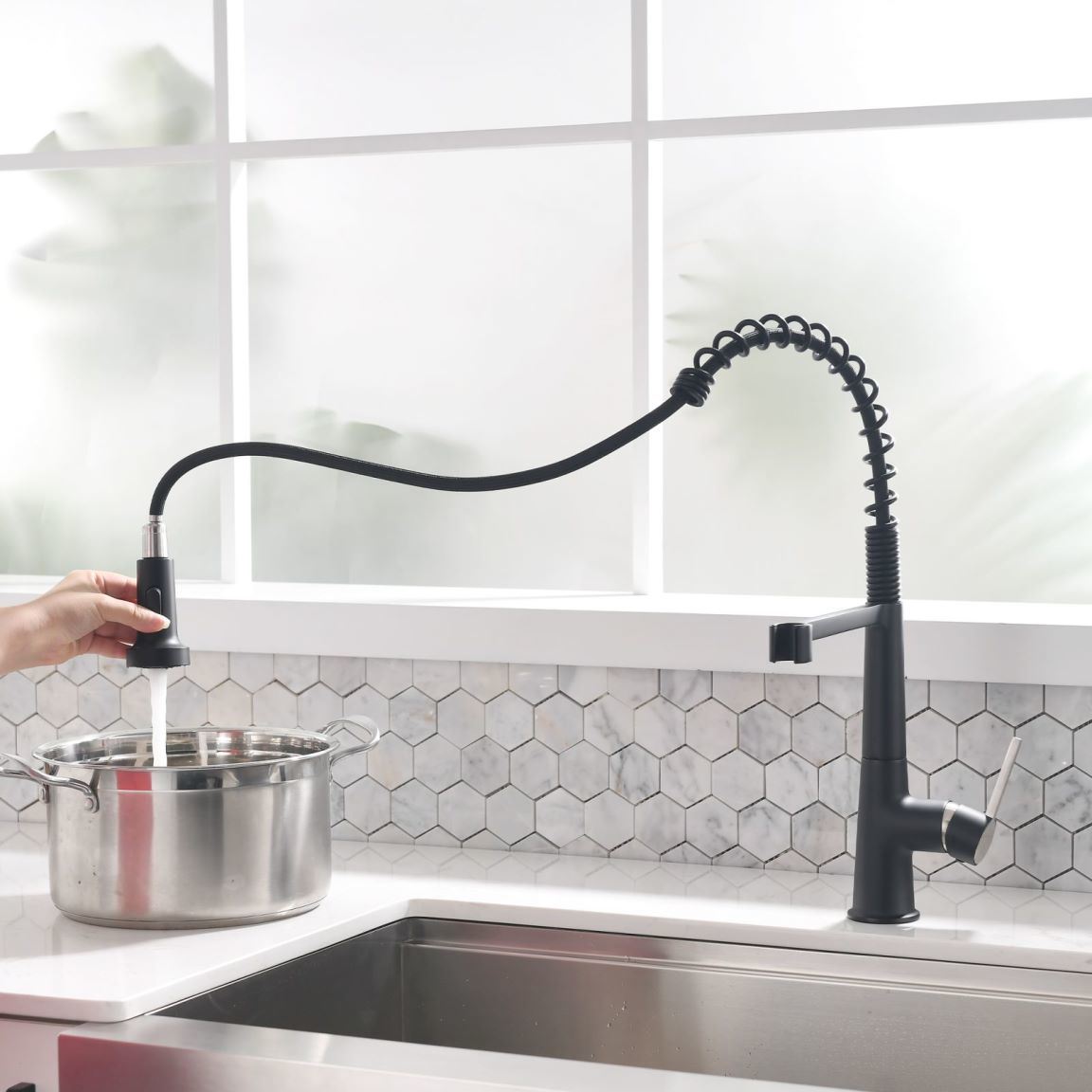 New Kitchen Single Handle pull-out faucet, stainless steel kitchen faucet with pull-out sprayer in Black