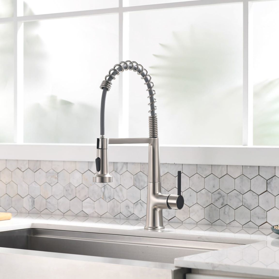 New Kitchen Single Handle pull-out faucet, stainless steel kitchen faucet with pull-out sprayer in Black