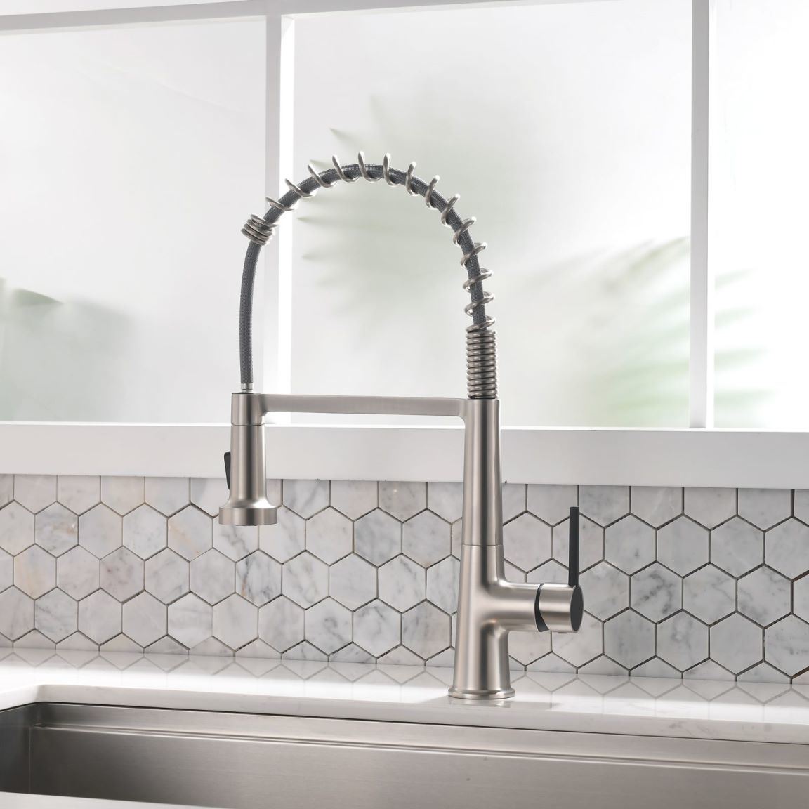 New Kitchen Single Handle pull-out faucet, stainless steel kitchen faucet with pull-out sprayer in Black