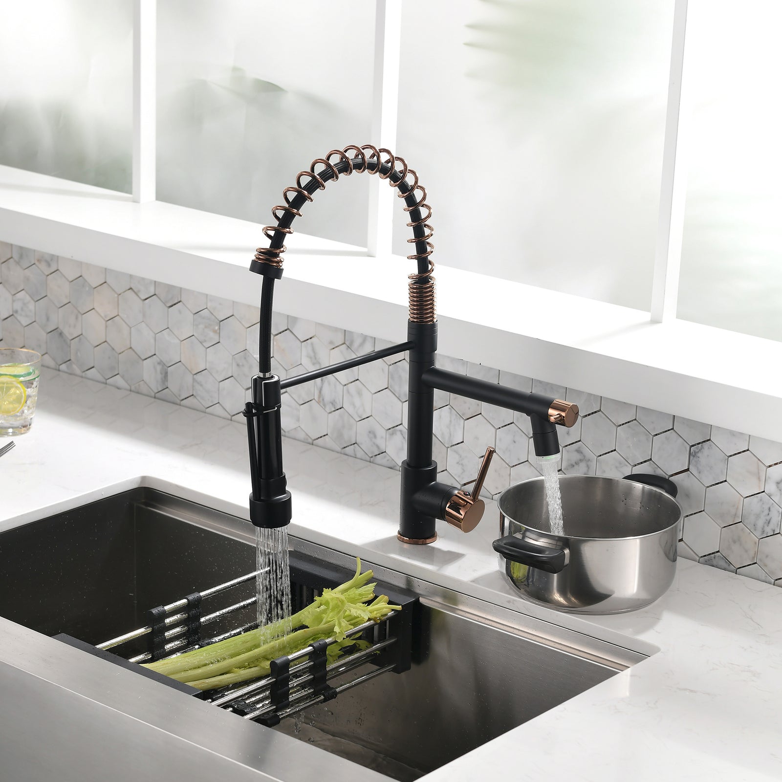 New Single Handle LED kitchen faucet with pull-down kitchen faucet in Black