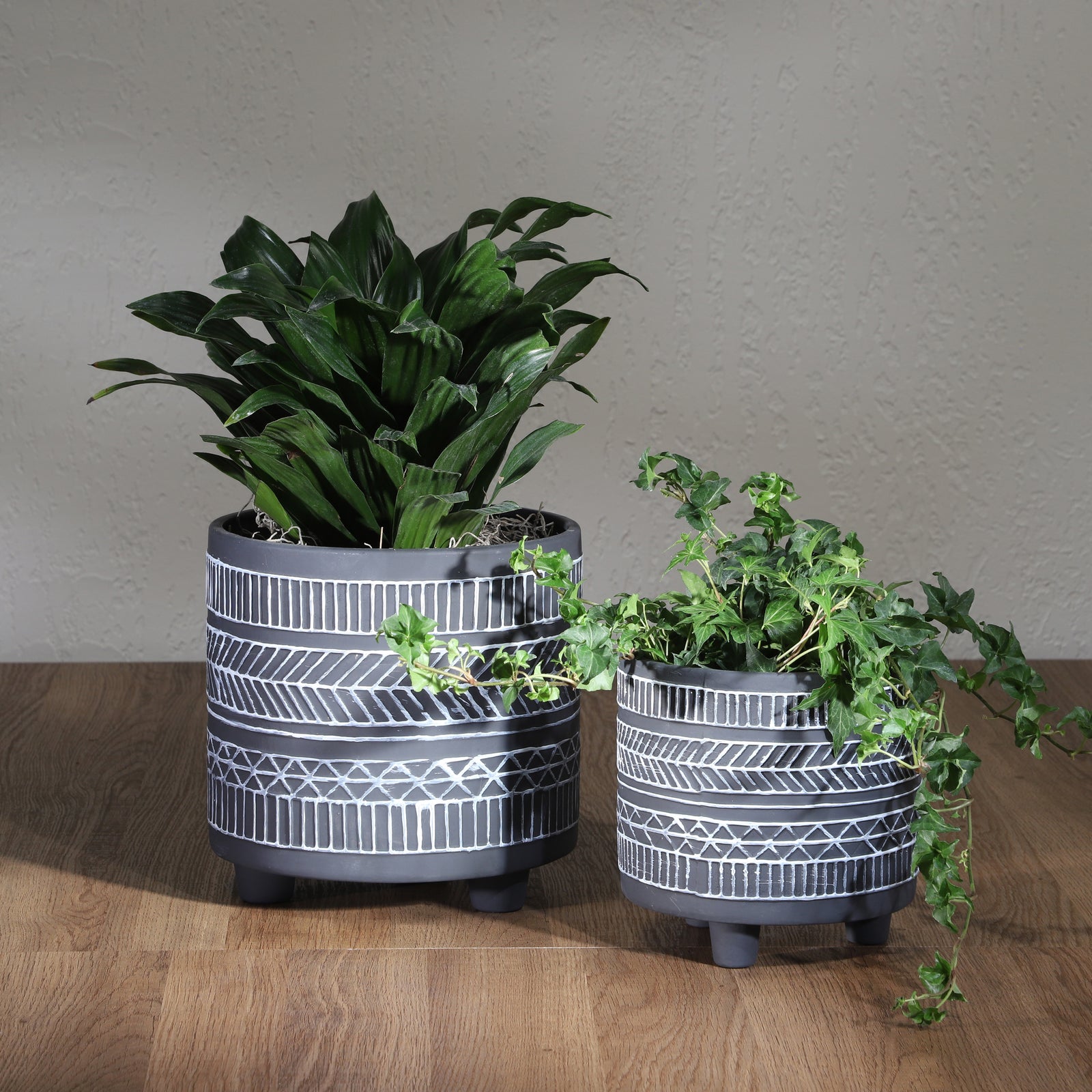 S/2 TRIBAL LOOK FOOTED PLANTER 6/8